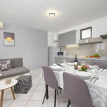 Stilvoll Eingerichtete 4 By Interhome Štinjan